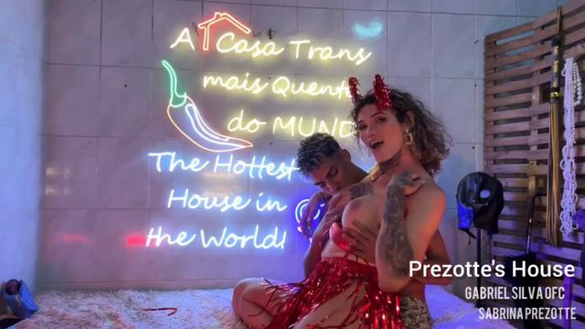 Vejam só a Sabrina Prezotte pedi uma pizza e acaba comendo a pica do entregador.