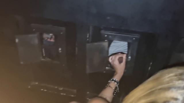 Amigos fazendo putaria na festa de swing dentro da cabine 4 mulheres e 2 homens ( Parte 1 )