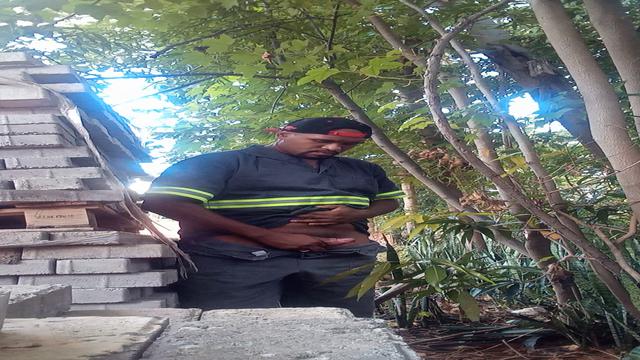 Trabalhador batendo uma escondido