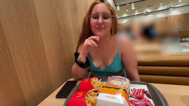 I stopped to eat and she wanted to fuck - Trix Mendes