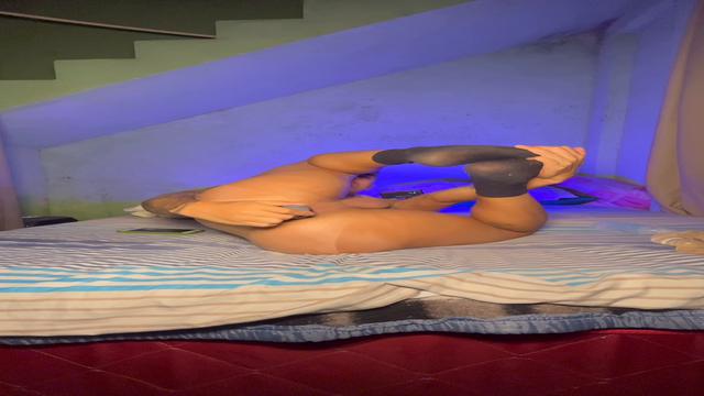 Brincando com o consolo no cuzinho 