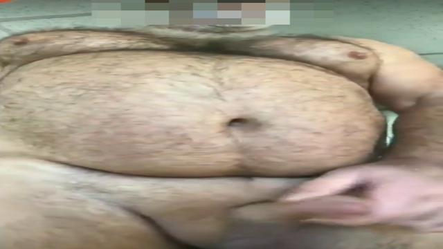 SUPER DADDY BEAR MASTUBATING AND CUMMING A LOT OF CUM!
