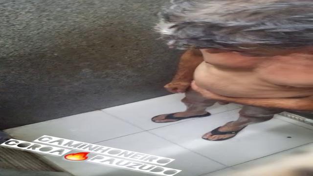 Caminhoneiro coroa peludo no banho 