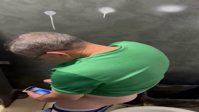 Coroa batendo uma no banheiro do posto fazendo vídeo...