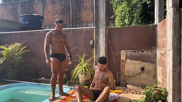 O limpador de piscina com ??????? ????? 