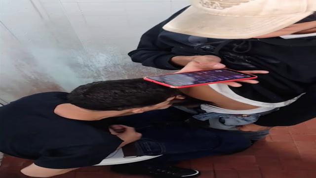 Chamei o novinho no banheiro e caí de boca na rola d...