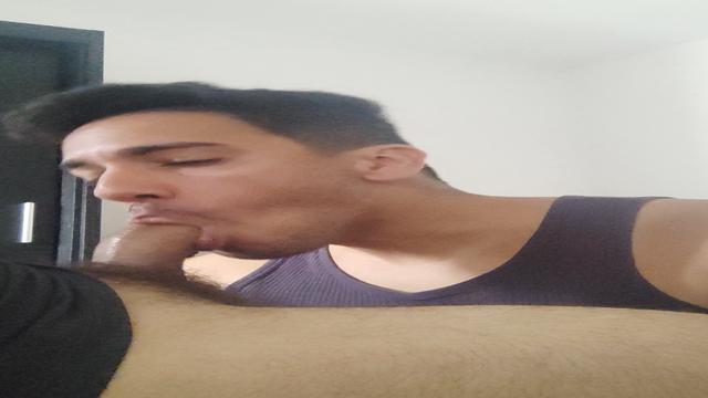 Mamando o parrudão gostoso.