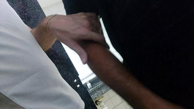 198 - Mamada no banheirão