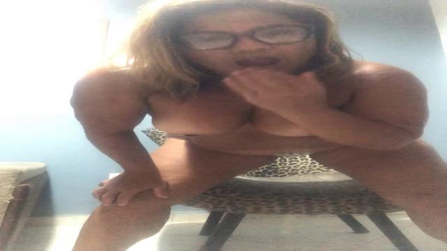 Rebolei gostoso de 4 fiquei excitadíssima com dedinh...