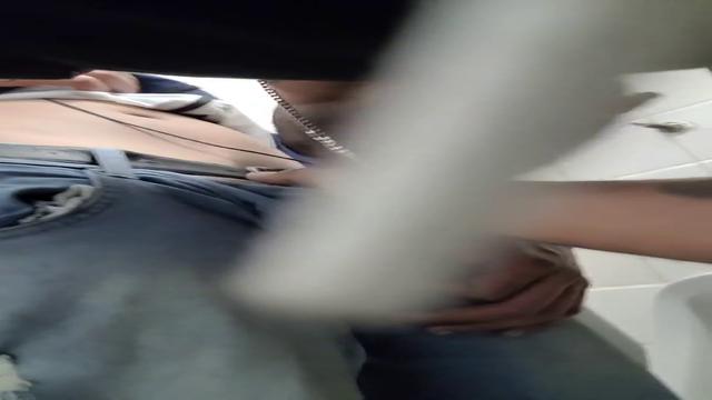 Mamando o safado no banheiro 