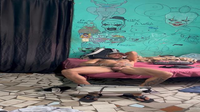 Punhetando no cafofo antes de sair pra  trampa 