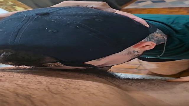 Tive que montar em cima da puta e meter fundo a pica...