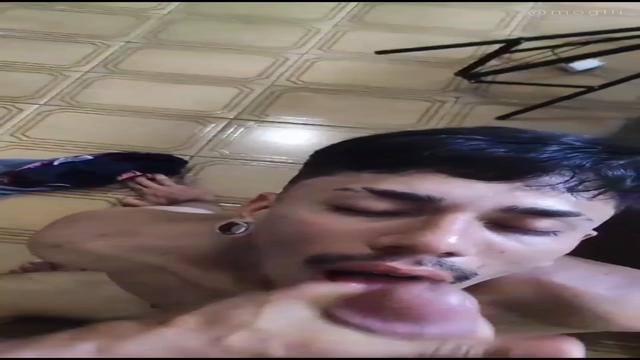 Gostoso esporrou na minha cara toda