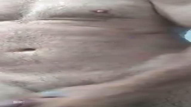 Tiozão 57 anos inédito dando leite no banheiro do po...