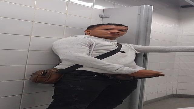 No banheiro da estação ?