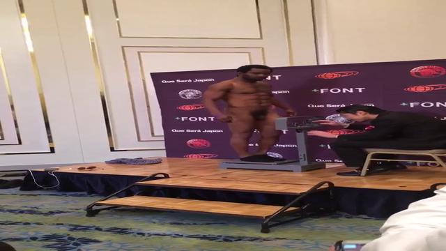 Lutador de MMA ( MMA fighter at weigh-in )