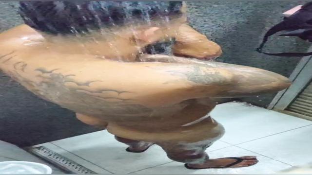 Caminhoneiro tatuado no banho (parte 1)