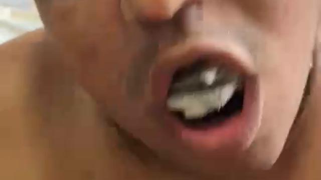 Cheirando e Sugando a Meia Podre do Mestre