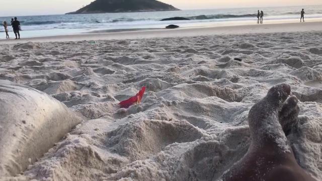 Casal se exibindo em praia 