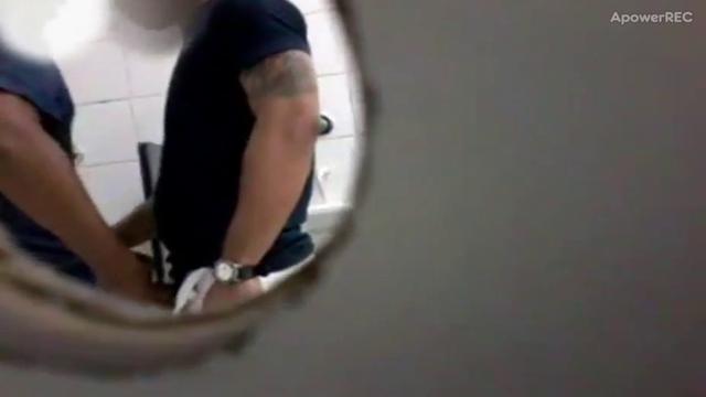 Homens héteros bonitos e muscuosos fazendo uma mão a...