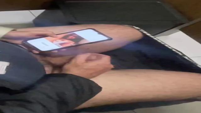 Batendo uma no banheiro até gozar 