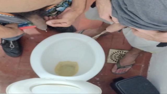 Amigos héteros mijando 