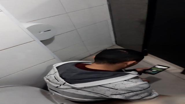 Parte 2 do carinha batendo uma no banheiro 