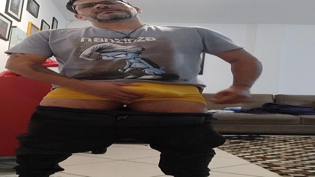 Meia bomba querendo um carinho