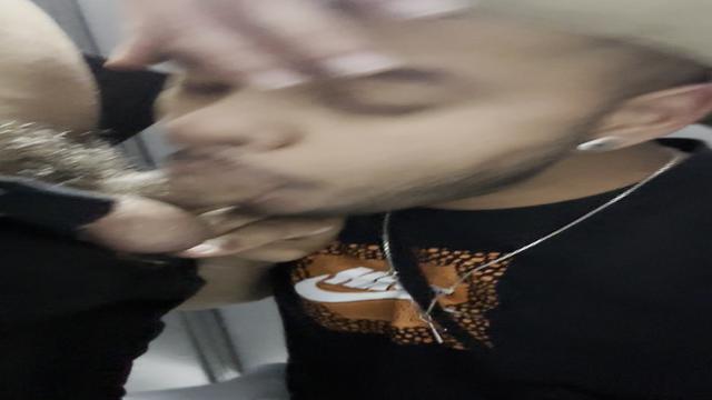 Mamando gostoso no banheiro da balada 