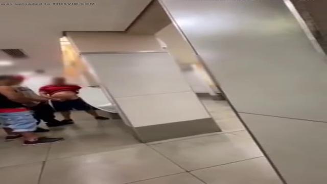 Machos casados se aliviando no  banheiro publíco dep...
