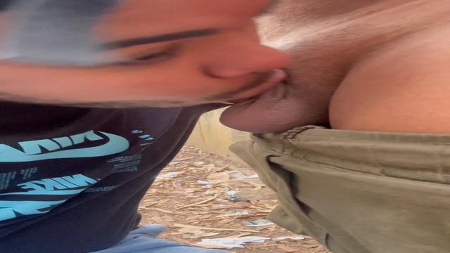 Putao me colocou pra mamar a pica dele e me deu bast...