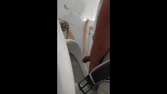 Casados pauzudos numa aventura deliciosa no banheiro...