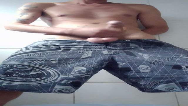 Cresceu até ficar gigante e gozar gostoso. 