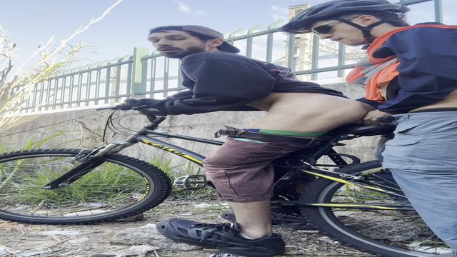 Dei pro novinho de bike no meio do mato