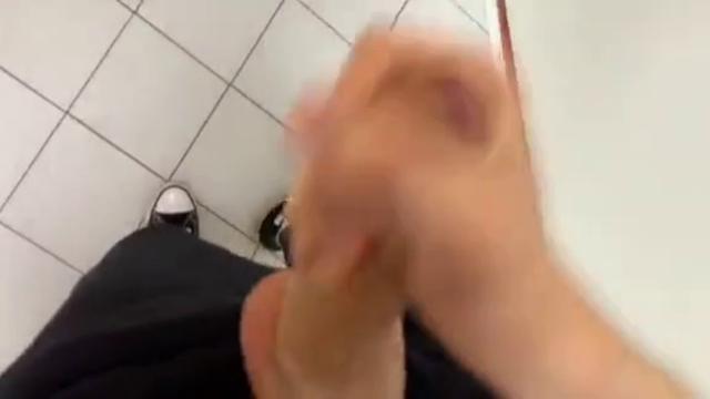 Punha no banheiro da academia 