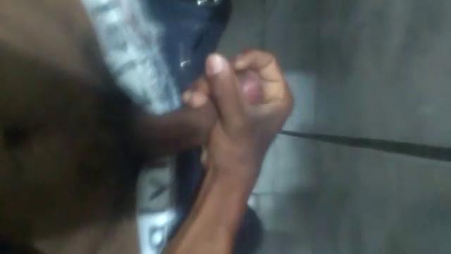 Manobrista gozando gostoso no trabalho 