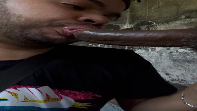 Mamando a pica do maloca no terreno vazio 