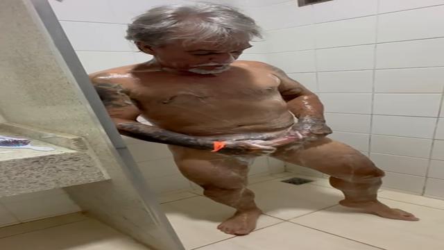 Alguém aí quer vir tomar banho comigo?