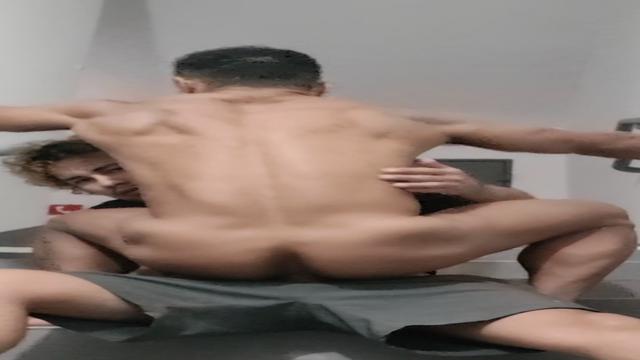 Pegação gostosa na escada do clube