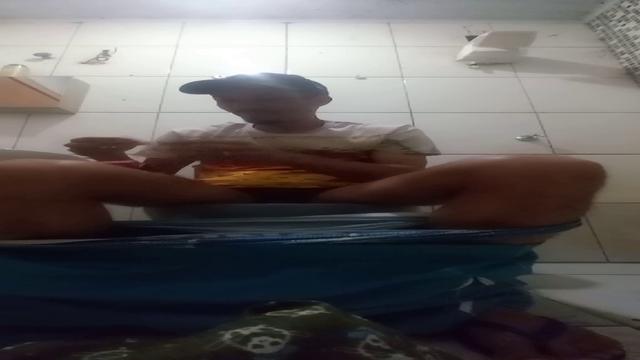 SÉRIE FETICHES: Cagando e mostrando a merda saindo. 