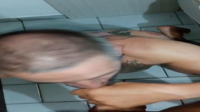 Macho colombiano casado comedor, não vive sem a mama...