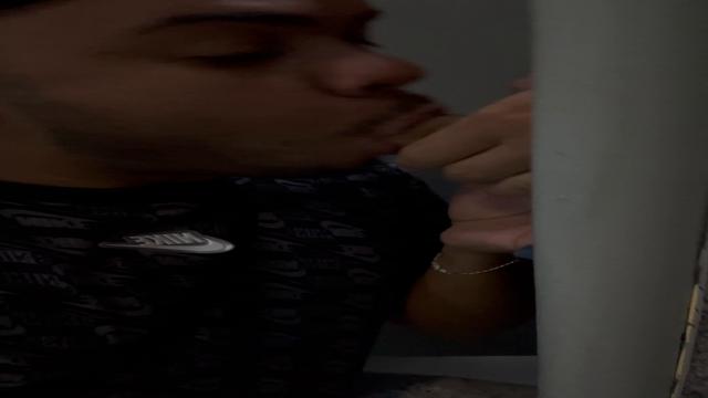 Novinho me dando leite no banheiro do mercado 