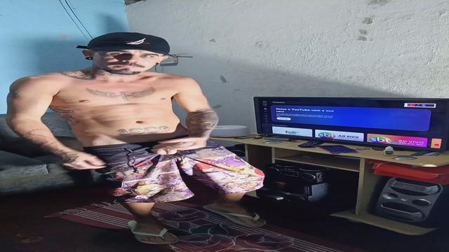 Punheta de bermuda Tactel que tesão gozei dentro mai...