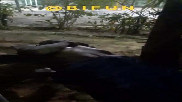 O negão cafuçu largado na praça 