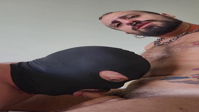 metendo pica no baixinho musculoso no pelo e na varanda