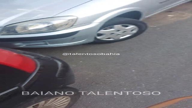 TODO DIA ESSE SEGURANÇA CHEGA MAIS CEDO E  TIRA UM C...