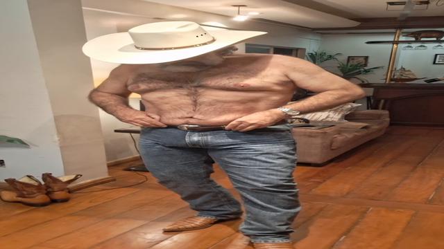 COWBOY CAVALÃO REFRESCANDO O CORPAO E O PICÃO VOM UM...
