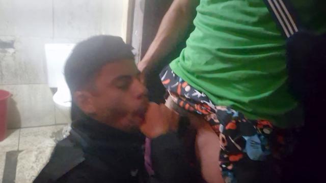 Nerd novinho me mamou na frente de geral 