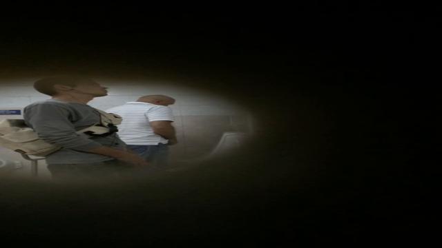 Moreninho e coroa mijando