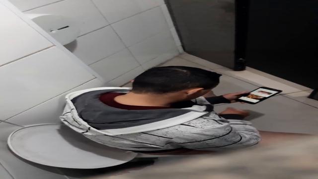 Carinha batendo uma no banheiro do mercado 